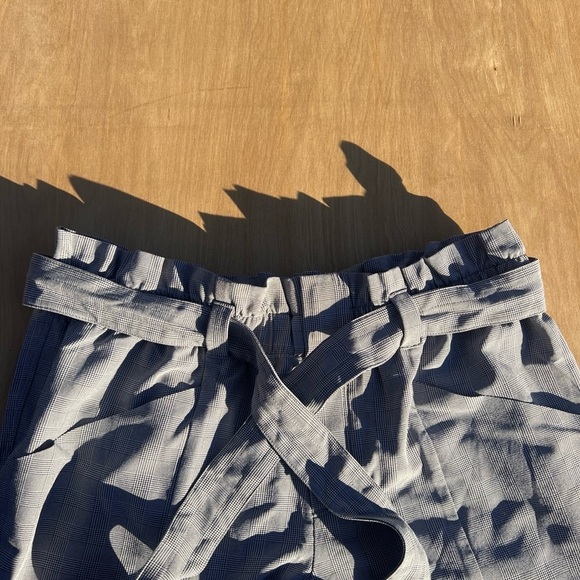 athleta stretchy plaid skyline pant w pockets, belt + paperbag waist grey size 8 - Picture 7 of 8